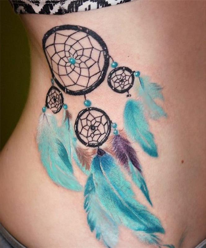 drömfångare tatuering idé på revbenen, fyra svarta ringar i olika storlekar, blå pärlor och fjädrar, små inslag av mauve och brunt