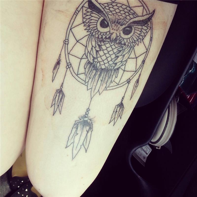 lår dreamcatcher tatuering, nät, fjädrar och grafisk uggeldesign, indiansk symbolisk tatuering idé