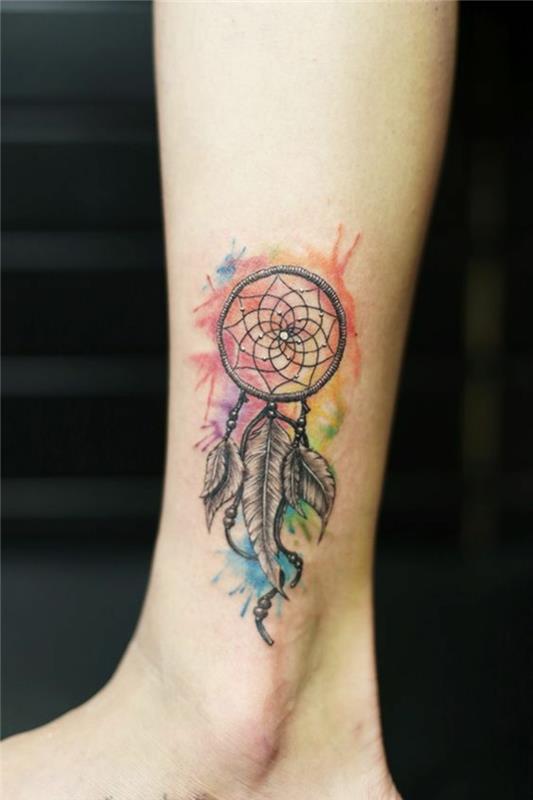 drömfångare tatuering på benet, grafisk drömfångare, rött moln, lila, blå, gul, grön, svart och vit fjädrar