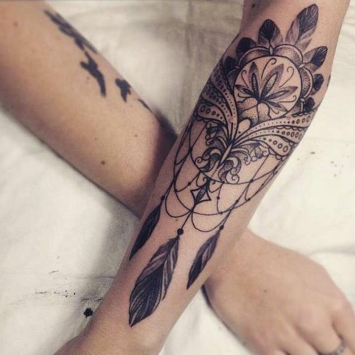 drömfångare tatuering, svarta fjädrar, lilja blomma, flera dekorativa detaljer, fåglar i flykt