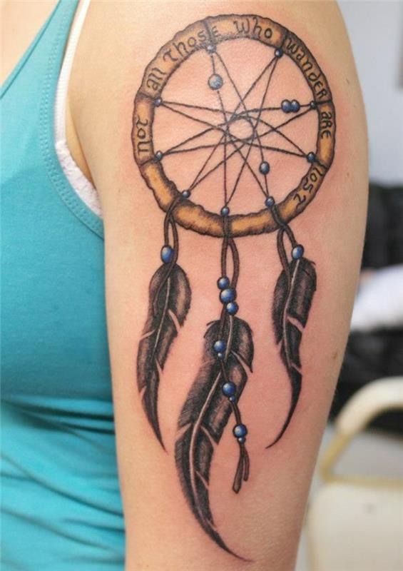 drömfångartatuering, brun ring, grafiska fjädrar, svart bläck, blå pärlor, enkelt nät, kvinna axeltatuering idé