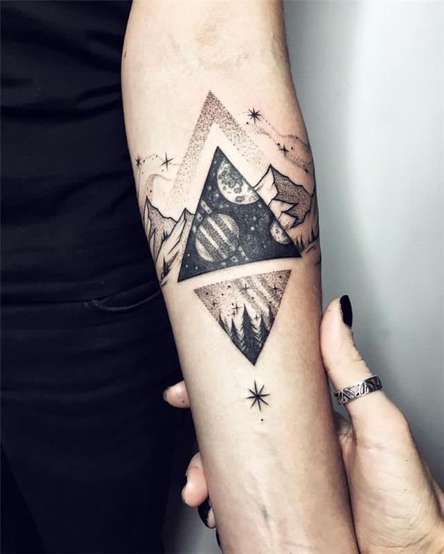 geometrické tetovanie zobrazujúce Zem a vesmír v dvoch protiľahlých trojuholníkoch