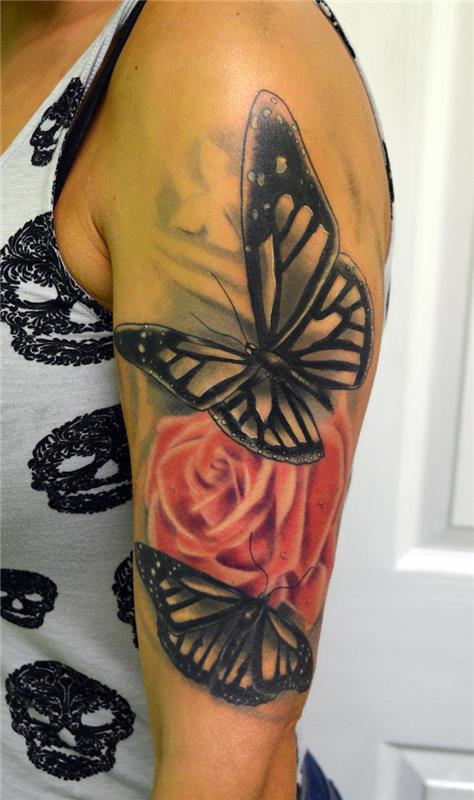 tetovanie na ramene ženy, sivé tielko s čiernymi lebkami, ružové tetovanie a čierne motýle