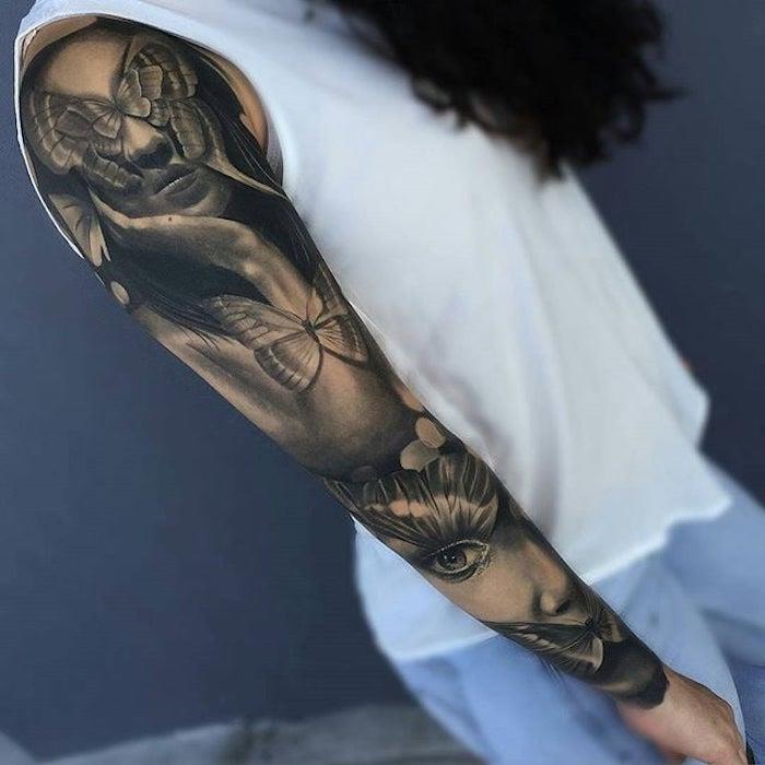 tetovanie, biele tielko s ľahkými džínsami, žena s tmavými vlasmi, tetovanie na ruke s ženskými motívmi