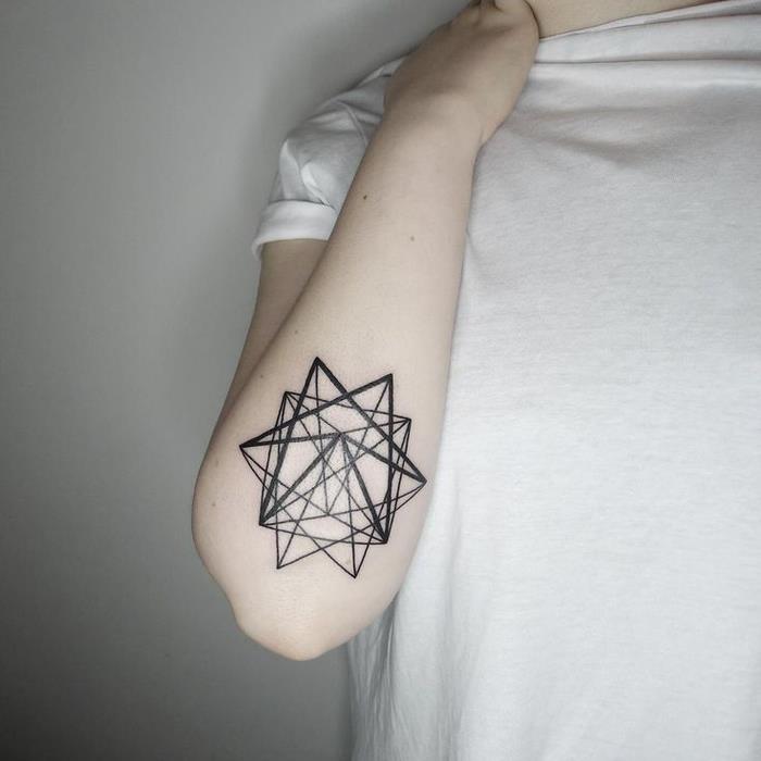 jednoduché a estetické tetovanie predstavujúce hviezdu s mnohými prepletenými čiarami