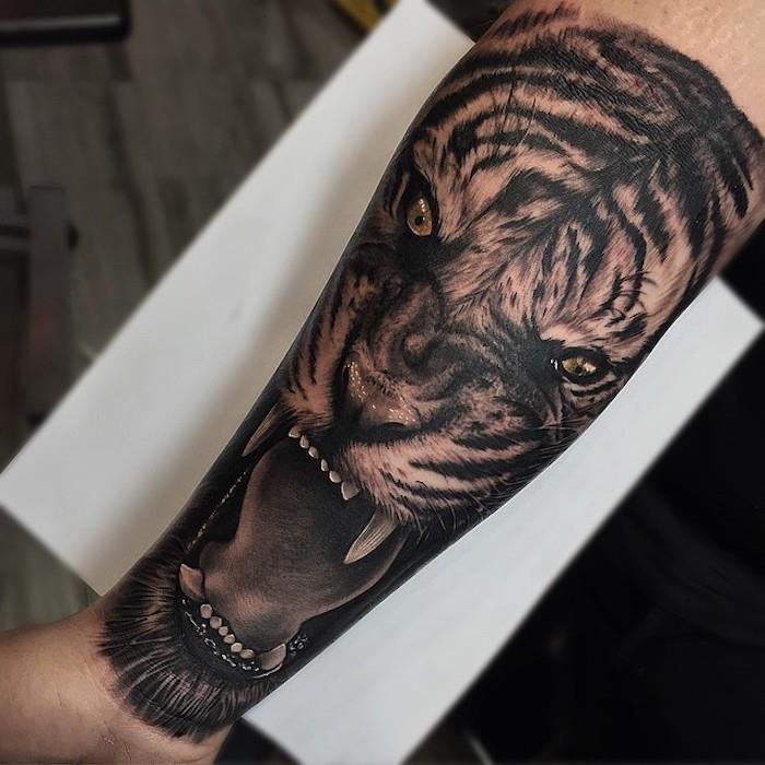 tiger, tatuering av vilda djur på armen, tatuering för mannen under armen som symbol för styrka och våg
