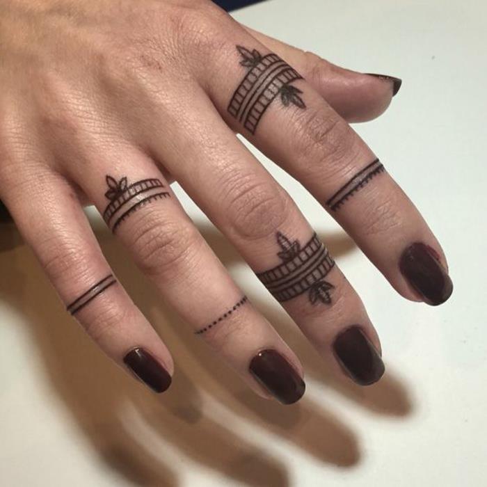 söt tatuering på handen, orientaliskt och feminint mönster, mandalatatuering