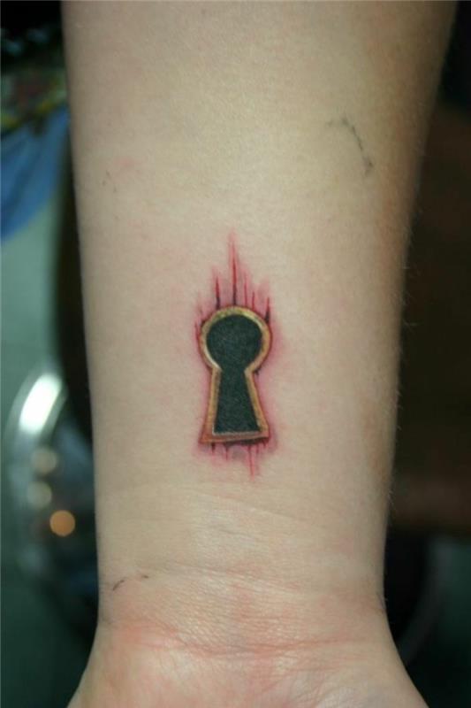 tatuering-armband-handled-kvinna-tatuering-hjärta-handled-nyckel