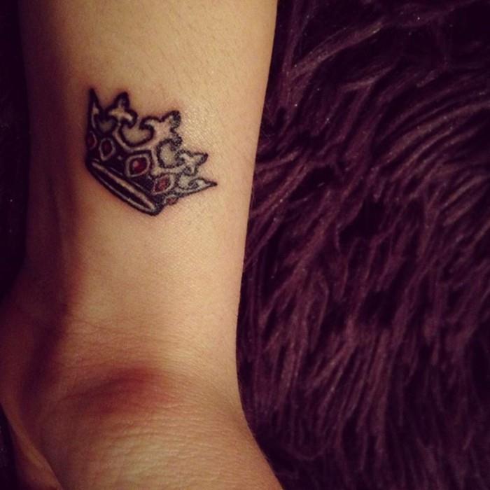 tatuering-armband-handled-kvinna-tatuering-hjärta-handled-krona