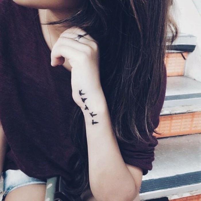 tatuering-armband-handled-kvinna-tatuering-hjärta-handled-fåglar