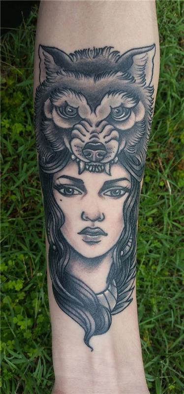 tetovací dizajn, atramentové umenie s ženskou tvárou a vlčou hlavou na ruke