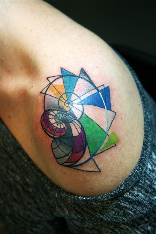 najkrajšie tetovanie pre ženy, polofarebná geometrická špirála na ramene
