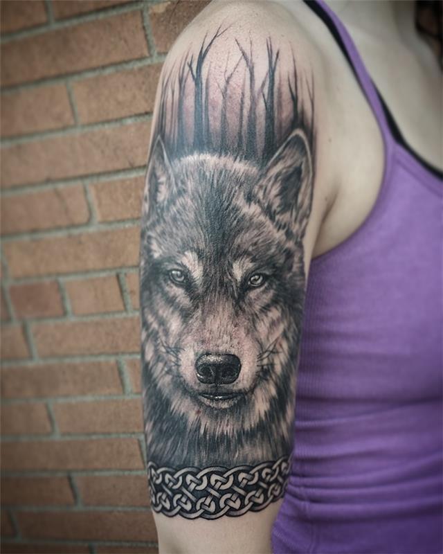 významy tetovania, atramentové telo pre ženy, tetovanie vlka na ruke