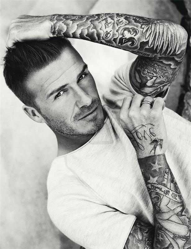manstatuering, David Beckham, vit t-shirt, herrring, inspirerande citat, stjärndesigner, kvinna, tatuering på armarna
