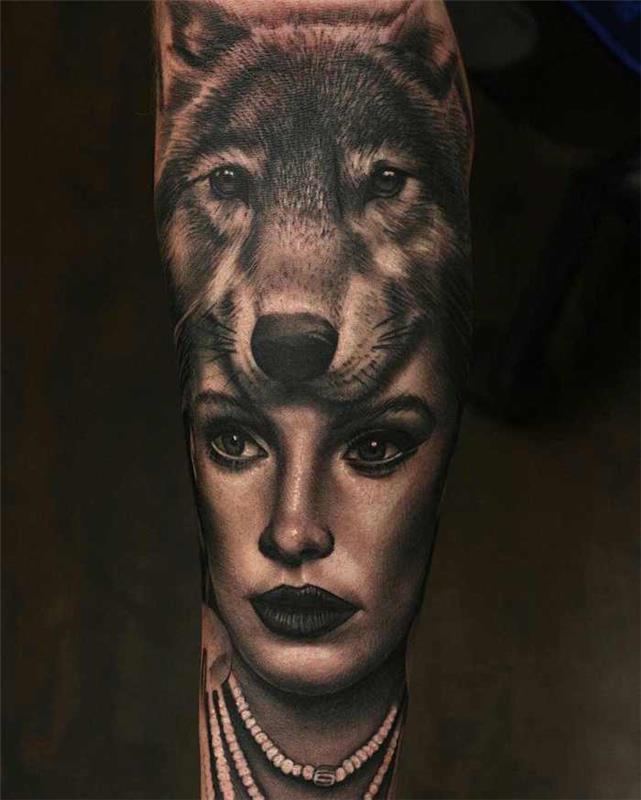 symbol tetovania, atramentová kresba na nohe so ženskou tvárou a hlavou leva