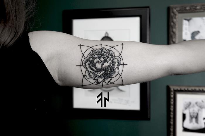 perfektné kruhové tetovanie s peknou ružou vo vnútri urobené na bicepsu