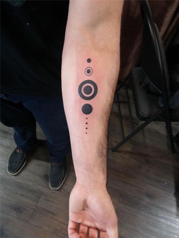 originálne zobrazenie tetovania v kruhu s minimalistickou slnečnou sústavou