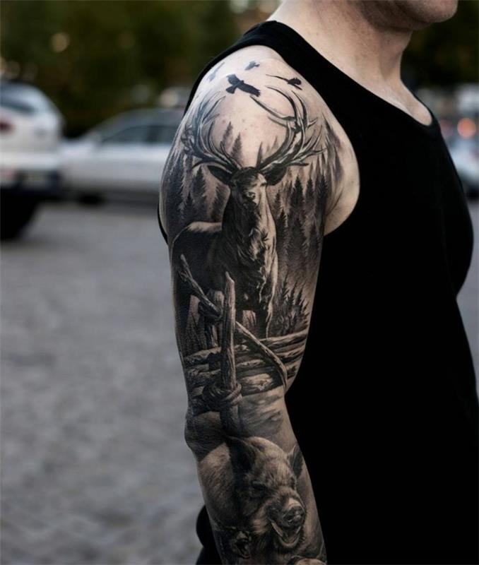 tetovanie jeleňa na svalnatej ruke, čierne oblečenie, obraz jeleňa v lese