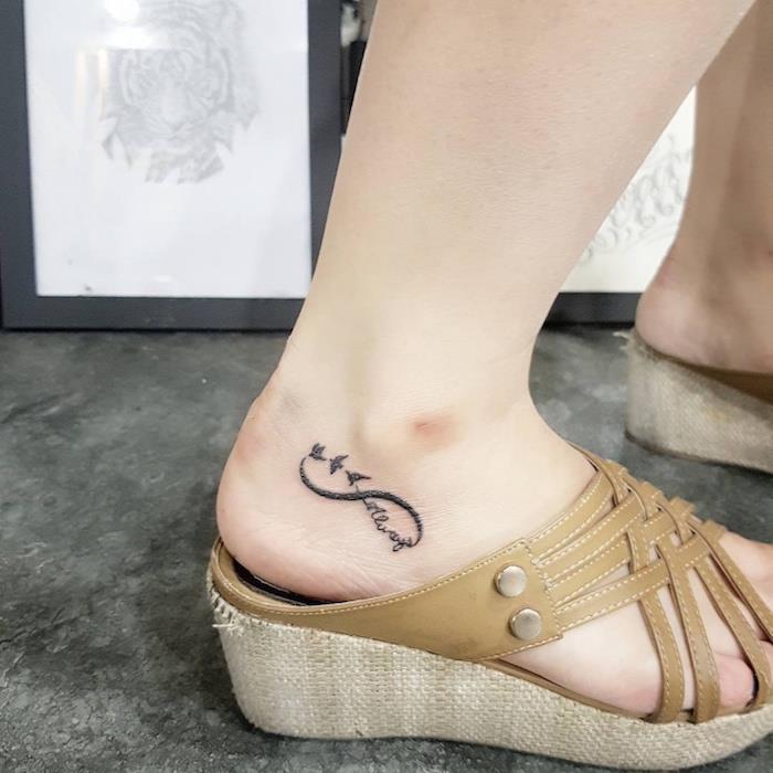 Infinity tatuering fotled eller fot tatuering evighet fåglar
