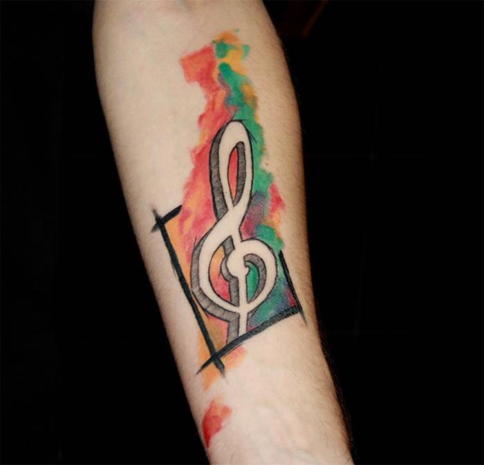 farebná kresba husľového kľúča pre tetovanie akvarelovou hudbou