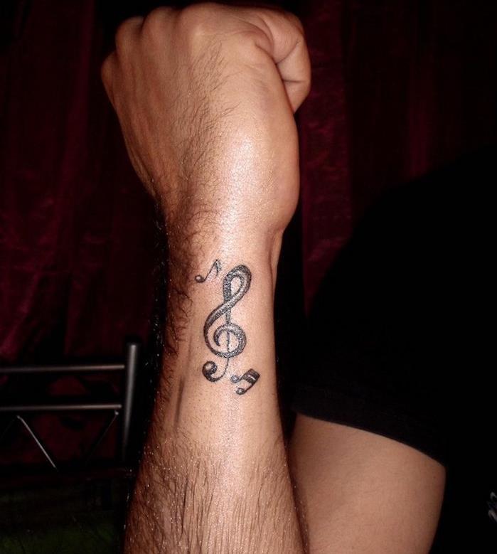 Muž na zápästí tetovanie na zápästí noty