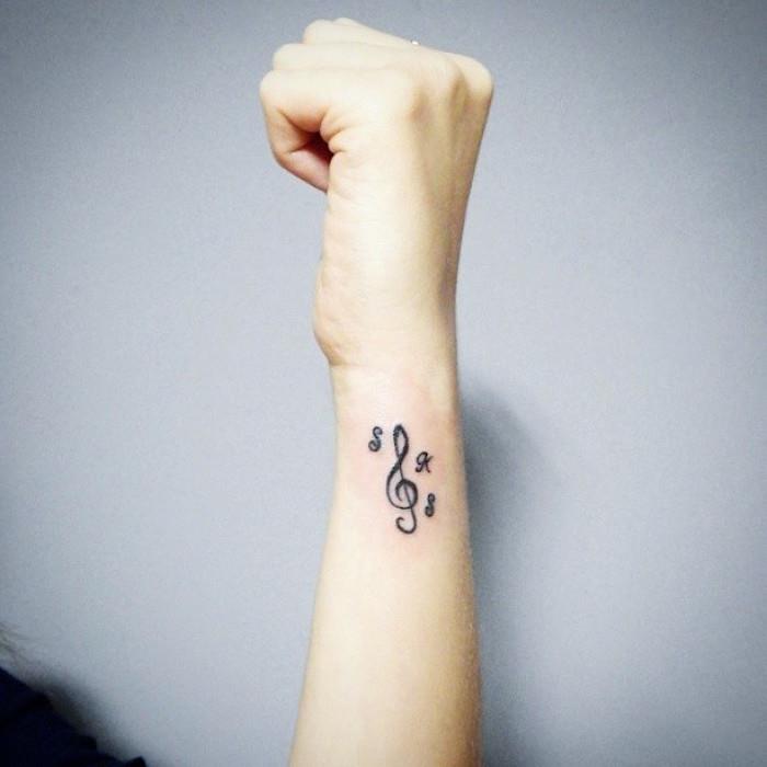 tetovanie husľový kľúč hudobná poznámka nápady predlaktia pre mužov tetovanie