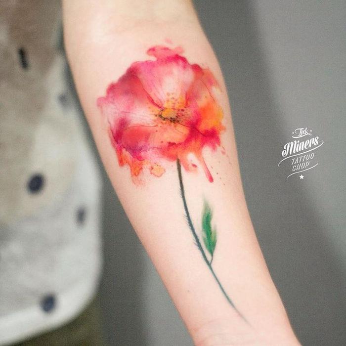 tatuering vallmo tatuering blomma färger orange ros akvarell akvarell på underarm kvinna gruvarbetarna tatuering