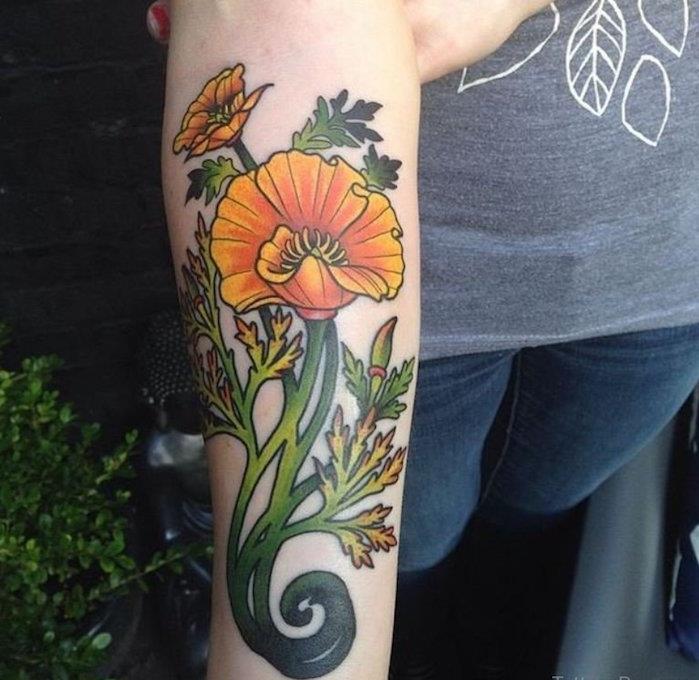 Blomma tatuering underarm gul orange vallmo