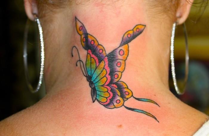 symbolické tetovanie, kresba na krku, farebný motýľ, žena so zopnutými vlasmi