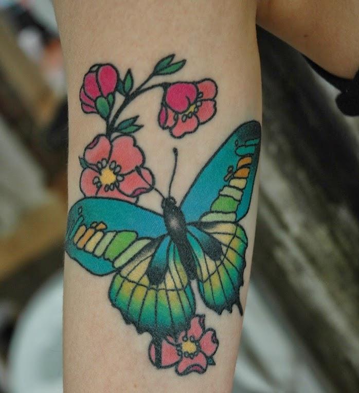 tetovanie, body art, ženský dizajn, modrý motýľ s kvetmi, tetovanie na ruke