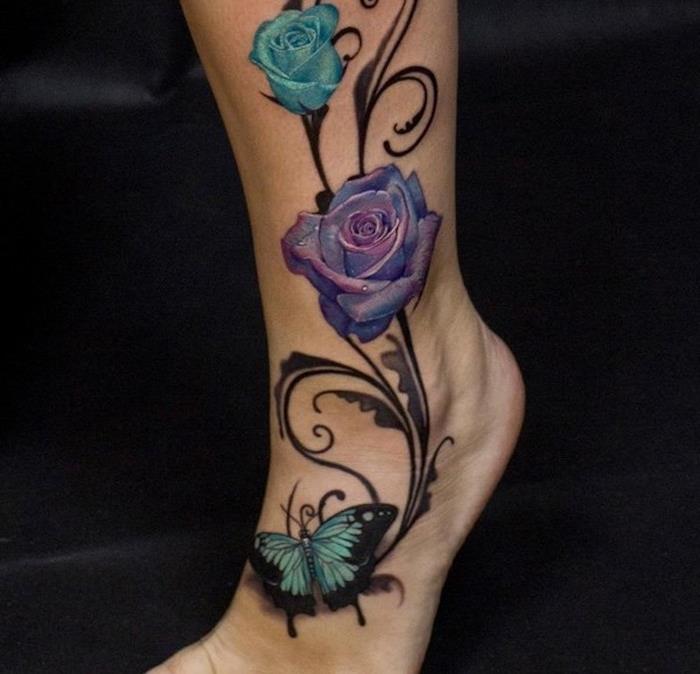 symbolické tetovanie, vzorované telesné umenie so vzorom modrej a fialovej ruže, nápad na tetovanie s farebným motýľom