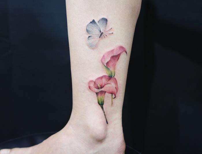 motýľové tetovanie, farebná kresba na koži, tetovanie s modrým motýľom a červenými kvetinovými vzormi