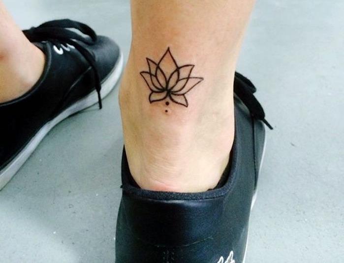 malé tetovanie na členku lotosový kvet minimalistické tetovacie chodidlo