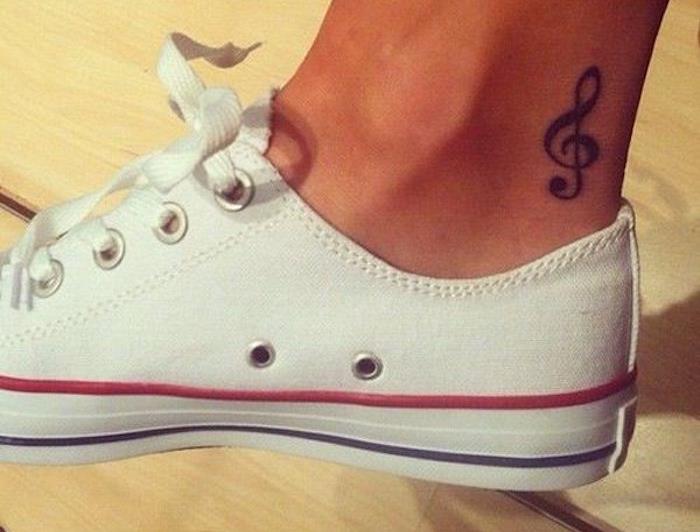Tetovanie na husľový kľúč na ženskej nohe alebo hudobné tetovanie na členku