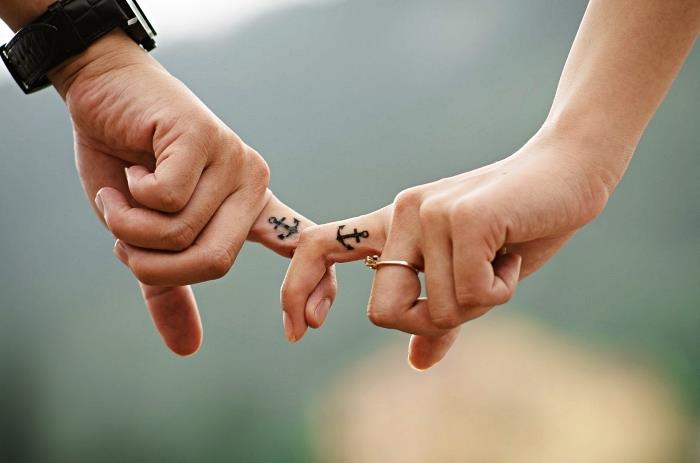 minimalistické malé kotvové párové tetovanie na prostredník, jednoduché tetovanie pre zamilované páry