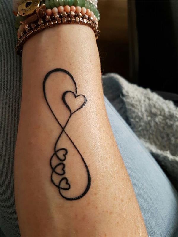 evig kärlek symbol oändlighet hjärtatatuering på underarmen