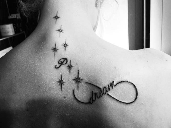 Infinity -tatuering på ryggen och stjärntatuering på kvinnans baksida
