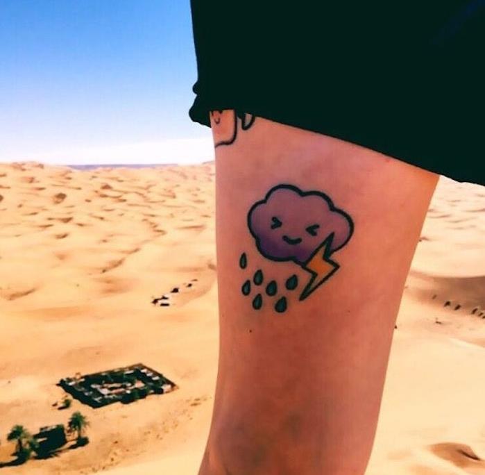 farebná kresba oblak tetovanie dieťa na mužské stehno