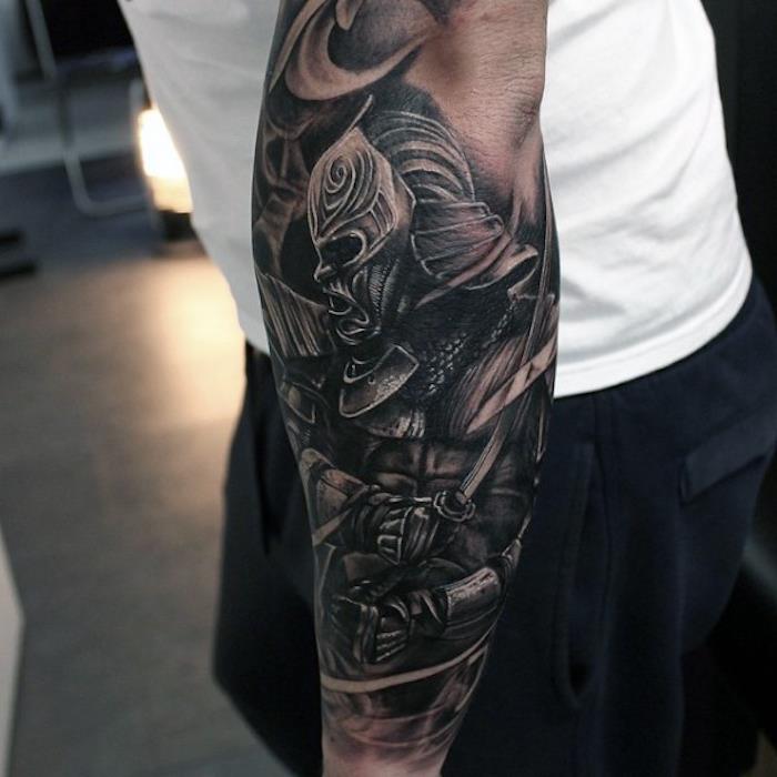 soldat tatuering på armen, symbol för styrka idé, vågad demonisk soldat