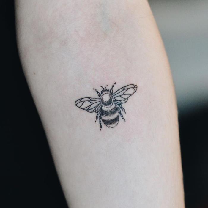 jednoduché a minimalistické tetovanie včiel s geometrickými krídlami