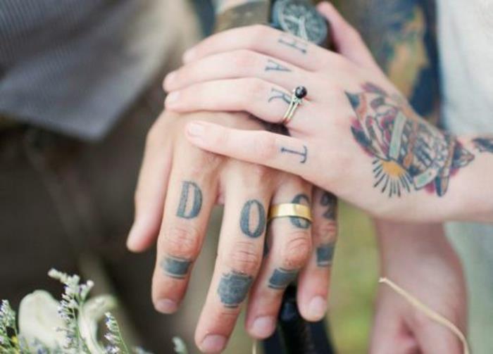 tetovanie sa vykonáva vo dvojici, tetovanie na prstoch v tvare písmen
