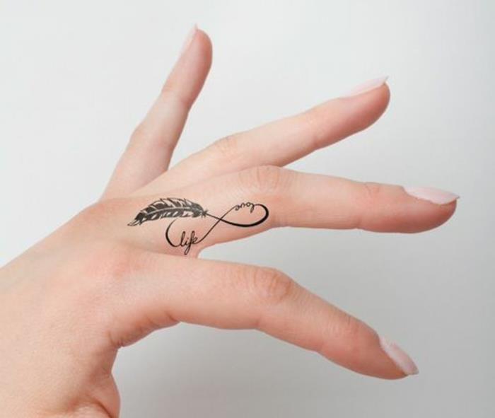 symbolen för evigheten tatuerad på fingret, kvinnlig fingertatuering av stor subtilitet