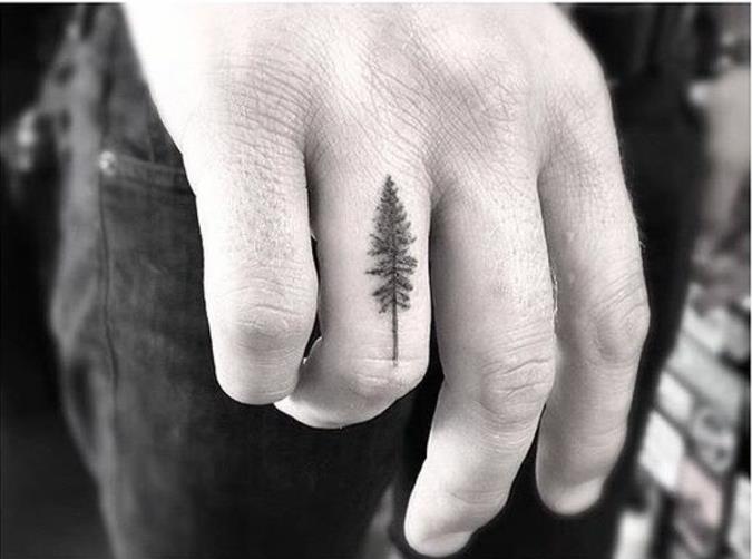 en subtil och raffinerad handtatuering, trädmotiv tatuering