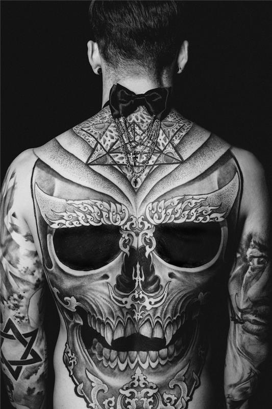 vackraste tatueringar, ryggdesign, skalle mönster, hoir fjäril, underarm tatuering, man tatuering