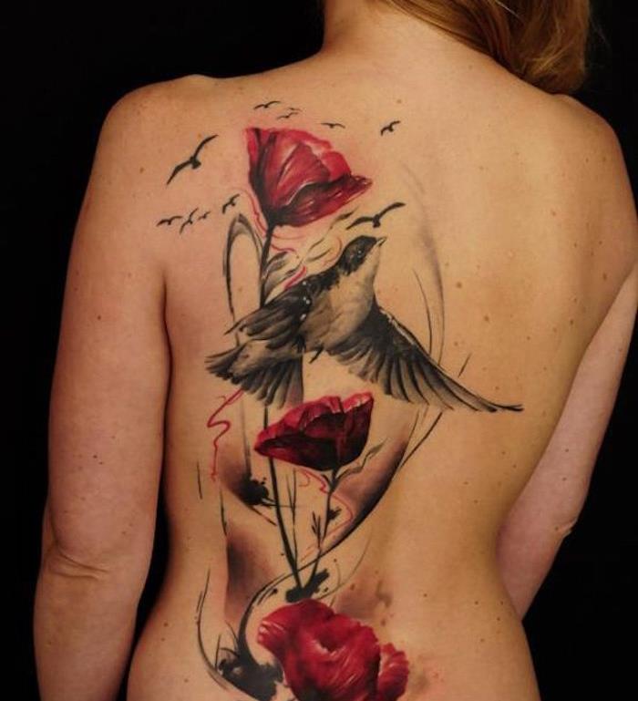 stor hel tatuering kvinna blommor sväljer svart rött