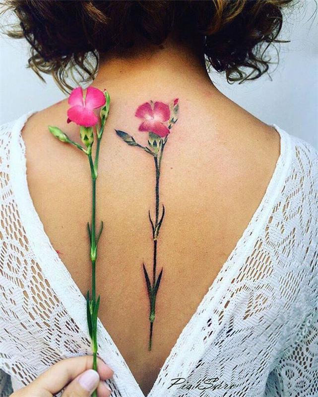 Rosa vallmo blomma tatuering och stjälk på kvinnans baksida, ganska vallmo tatuering på kvinnans baksida