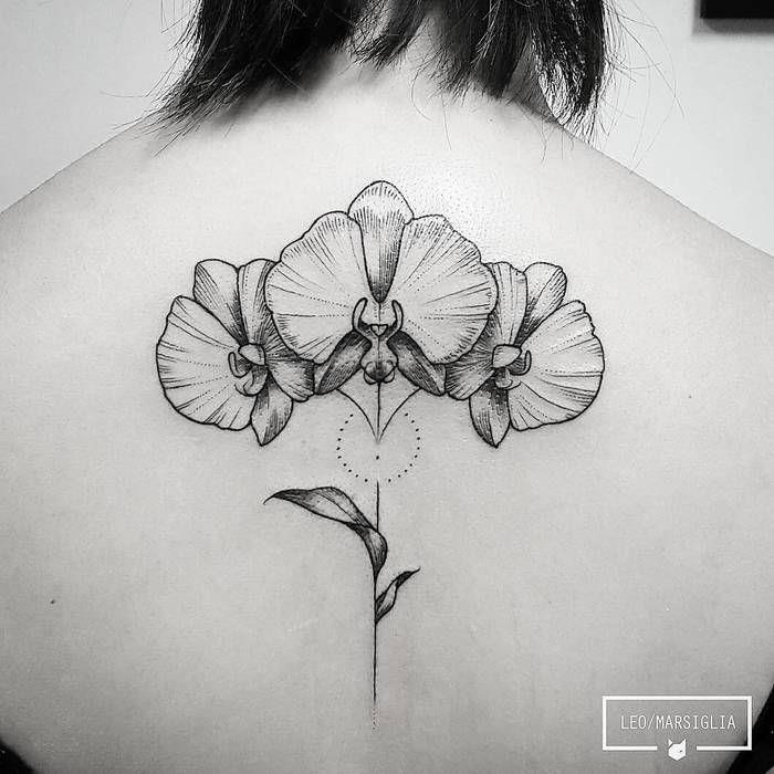 lavica na tetovanie čiernej orchidey v hornej časti chrbta