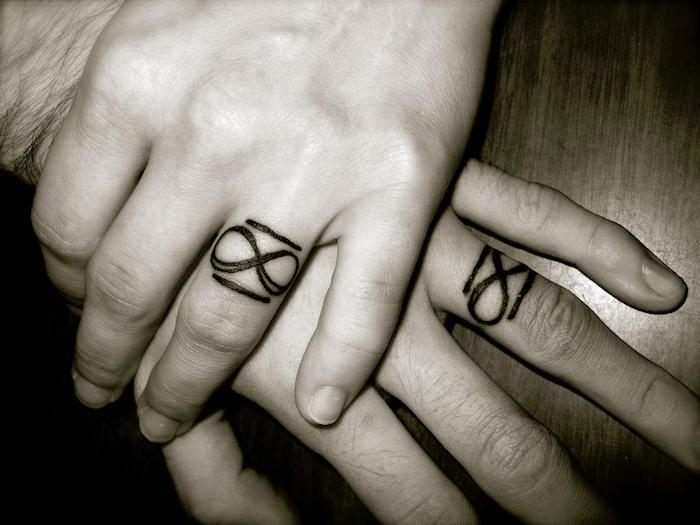 oändlighetstatuering på fingret för par tatuering evig kärlek gemensamt