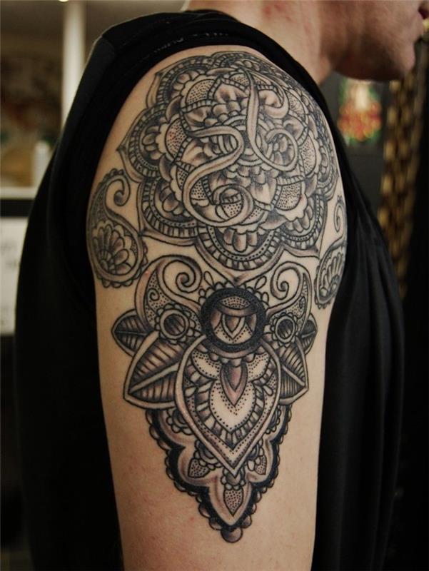 manstatuering, stammönster, de vackraste tatueringarna, virvlar, blommönster, tatuering på axeln