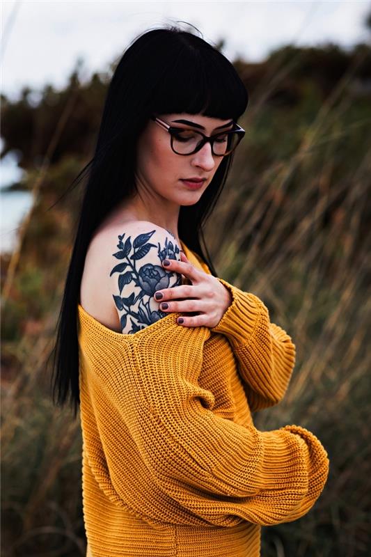 tetovacia šablóna kvetu pre ženskú ruku s realistickým a zložitým dizajnom, tetovanie horolezeckých ruží na ramene a ruke